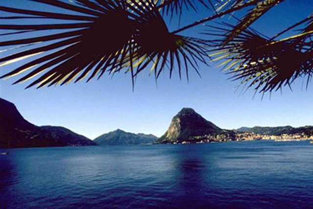 Vue de la ville et du lac de Lugano depuis l'est