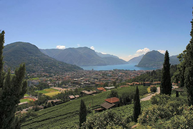 Vista della città e del lago di Lugano da nord