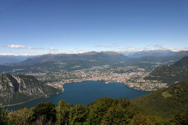 Vista del la ciudad y del lago de Lugano desde el sud